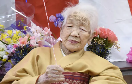 جشن تولد پیرترین زن دنیا در خانه سالمندان